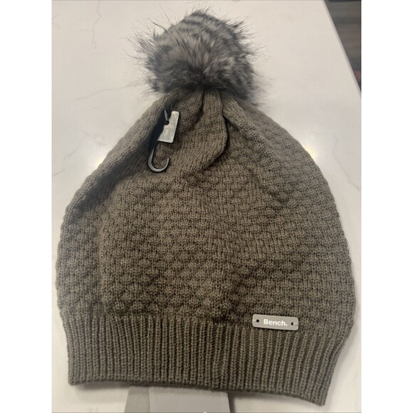 Bench Women's Acrylic Olive Green Corked Bobble Faux Fur Pom Beanie NWT - Picture 1 of 7